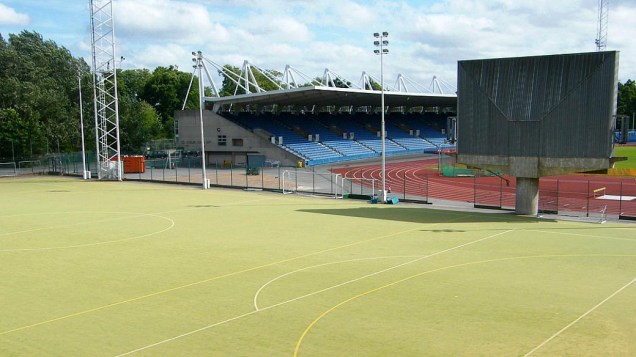 O campo de futebol do Crystal Palace, centro de treinamento e quartel-general do Brasil na Olimpíada de Londres, em 2012; ao fundo, o estádio do complexo
