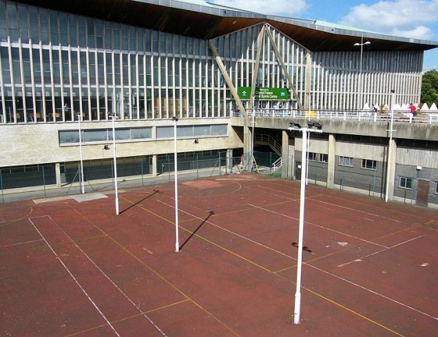 Numa área livre logo abaixo da entrada principal, serão construídas quadras de vôlei de praia no Crystal Palace, centro de treinamento e quartel-general do Brasil na Olimpíada de Londres, em 2012
