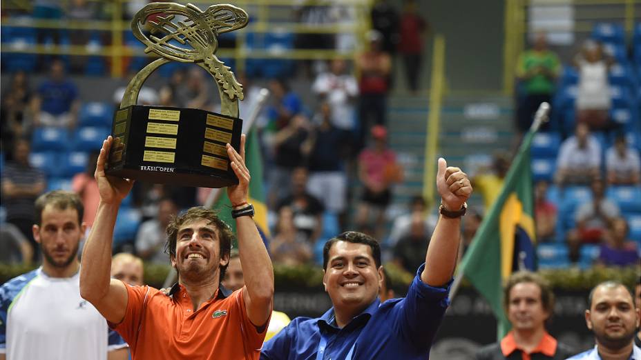 O uruguaio Pablo Cuevas levanta o troféu do Brasil Open, em São Paulo