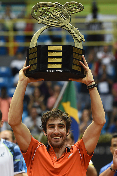 O uruguaio Pablo Cuevas levanta o troféu do Brasil Open, em São Paulo