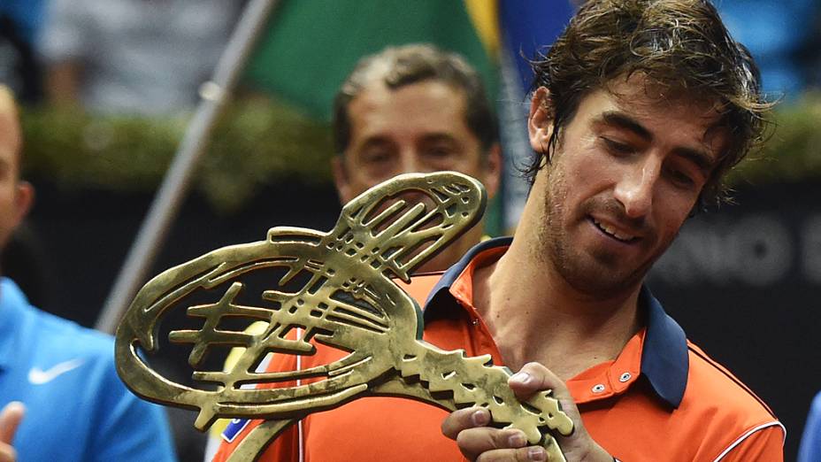 O uruguaio Pablo Cuevas recebe o troféu do Brasil Open, em São Paulo