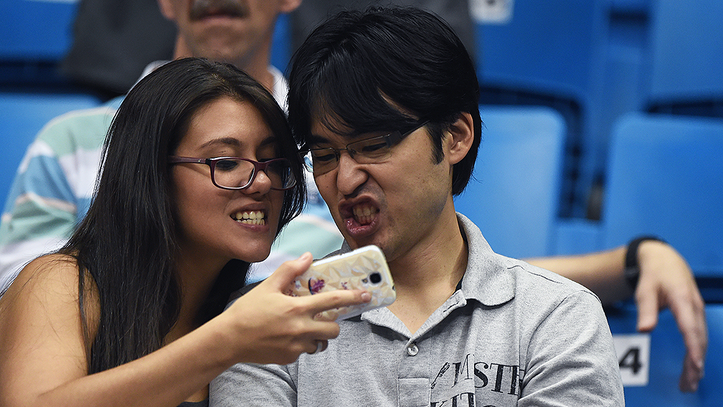 Torcedores tiram selfie durante o Brasil Open de Tênis, em São Paulo