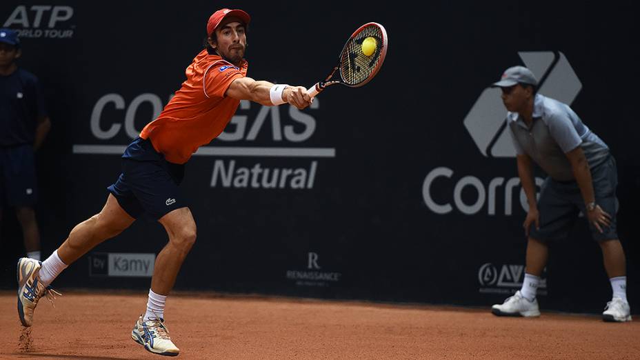 O uruguaio Pablo Cuevas rebate a bola durante o Brasil Open, em São Paulo