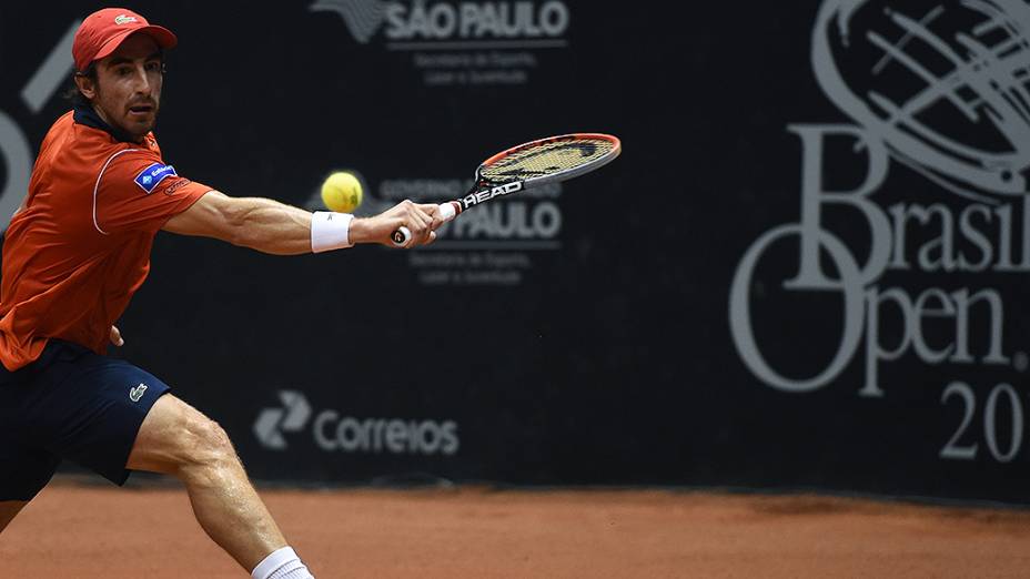 O uruguaio Pablo Cuevas rebate a bola durante o Brasil Open, em São Paulo