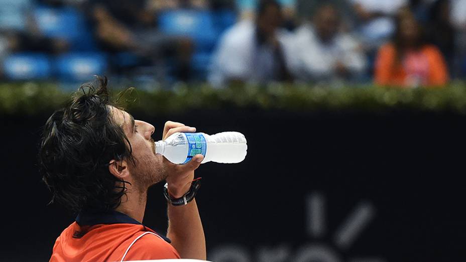 O uruguaio Pablo Cuevas se hidrata durante a final com o italiano Luca Vanni no Brasil Open, em São Paulo