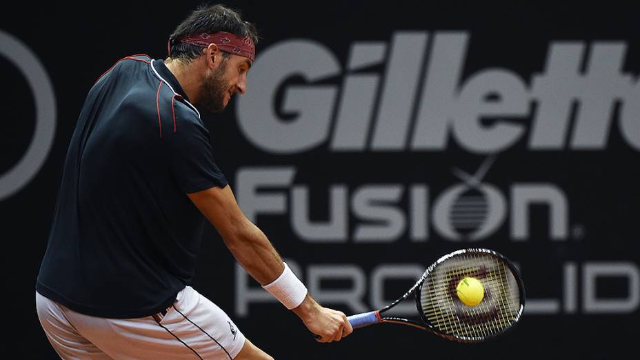 O italiano Luca Vanni rebate a bola durante final contra o uruguaio Pablo Cuevas no Brasil Open, em São Paulo