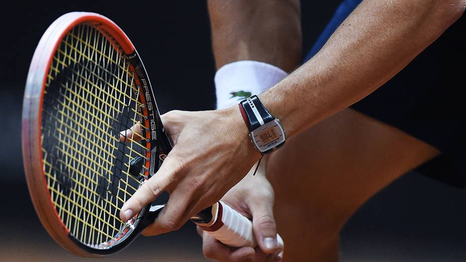 Detalhe na raquete do uruguaio Pablo Cuevas durante a final do Brasil open, em São Paulo