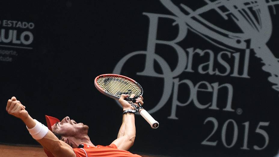 O uruguaio Pablo Cuevas comemora após vencer a final contra o italiano Luca Vanni no Brasil Open, em São Paulo