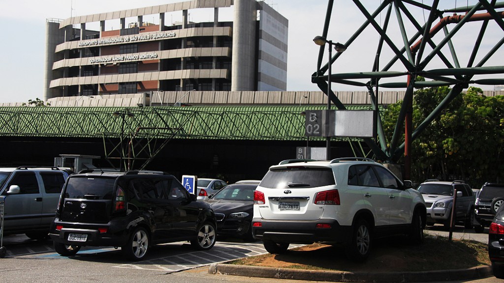 Estacionamento do Aeroporto Internacional de Cumbica, em Guarulhos, na grande São Paulo