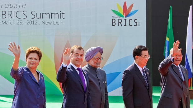 Dilma Rousseff, Dimitri Medvedev (Rússia), Manmohan Singh (Índia), Hu Jintao (China) e Jacob Zuma (África do Sul) acenam na Cúpula dos Brics, em Nova Déli