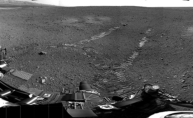 Curiosity faz seu primeiro "passeio" e deixa marcas de pneu em solo marciano