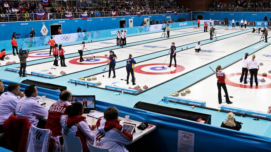 Disputa do torneio de curling nesta segunda-feira (10) dos Jogos Olímpicos de Inverno de Sochi-2014