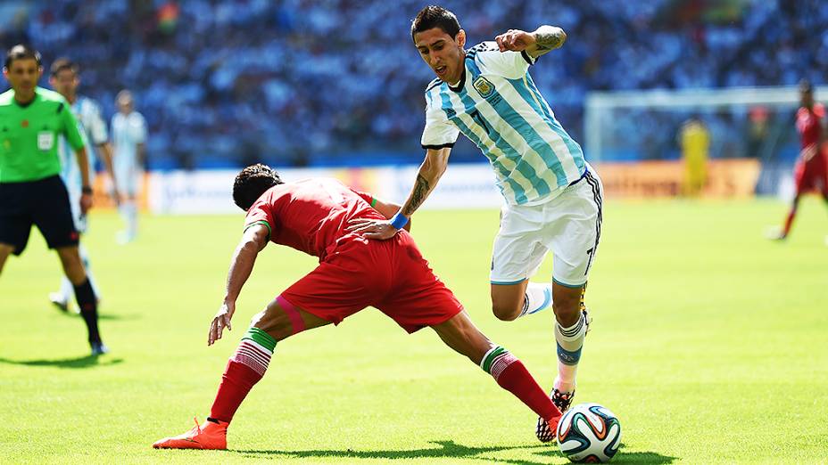 O argentino Di María escapa da marcação do jogador iraniano