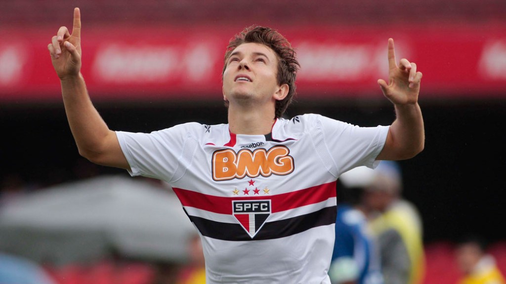 Dagoberto comemora o primeiro gol da partida entre São Paulo e Santo André, pelo Campeonato Paulista, no Morumbi