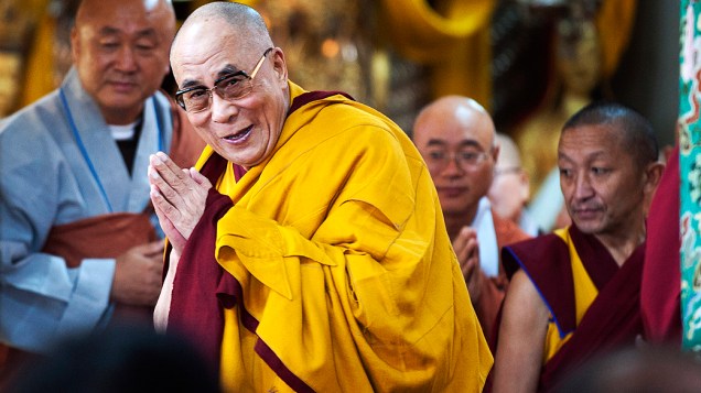 Dalai Lama, líder espiritual tibetano cumprimenta os devotos antes de dar uma palestra religiosa no templo Tsuglakhang em Dharmsala, Índia