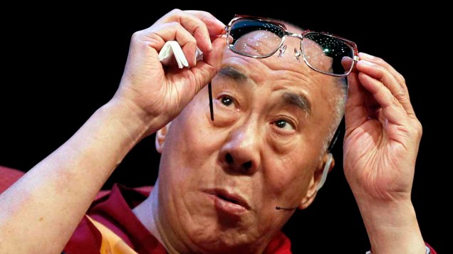 Dalai Lama limpa os óculos durante conferência na Universidade de Stanford, Estados Unidos
