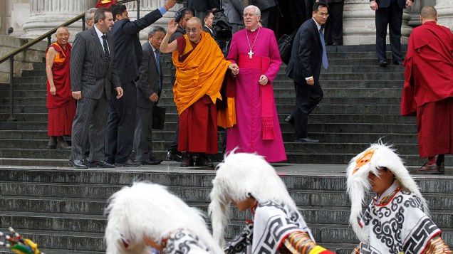 Dalai Lama e o reverendo Michael Colclough acenam na entrada da catedral de São Paulo, em Londres; o líder espiritual tibetano receberá o prêmio Templeton por encorajar a pesquisa científica e harmonia entre as religiões
