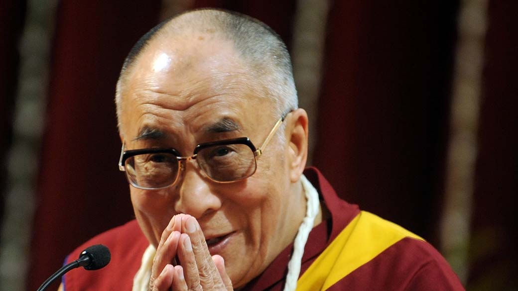 Dalai Lama participa de palestra da Universidade de Mumbai, na Índia