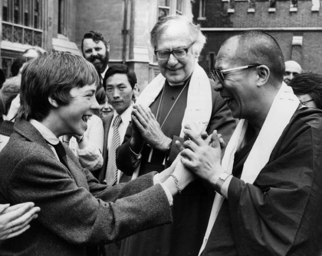 Com aluno de uma escola em Belfast e um bispo de Canterbury, em 1981