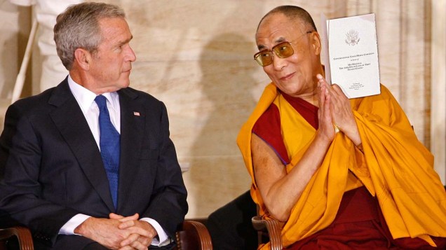 Com o ex-presidente americano George W. Bush, agradeceu por medalha de honra