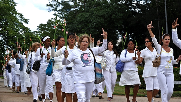 Integrantes do movimento Damas de Branco fazem um ‘L’ com as mãos, pedindo a libertação dos prisioneiros