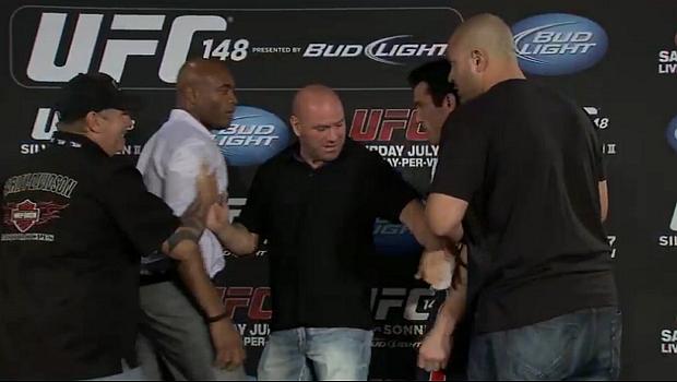 <br><br>  Dana White separou Anderson Silva e Chael Sonnen na coletiva do UFC 148, em Las Vegas