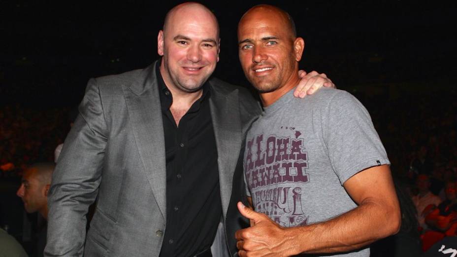 Dana White, presidente do UFC, ao lado do supercampeão Kelly Slater, surfista e fã de MMA