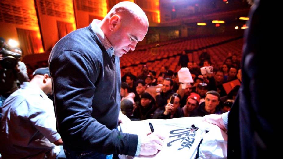 O presidente do UFC, Dana White, dá autógrafos em encontro com os fãs no Radio City Music Hall, em Nova York