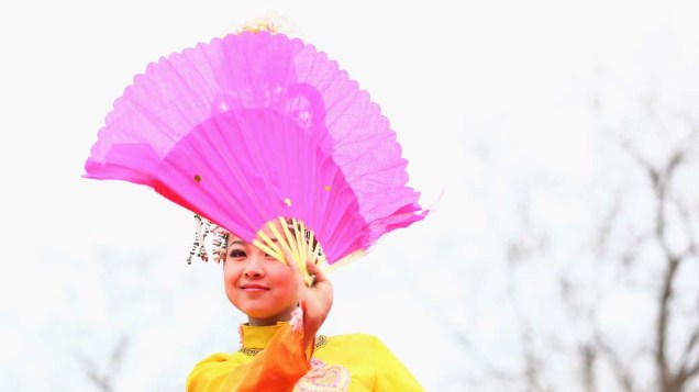 Garota chinesa participa de dança durante as celebrações do Ano Novo Lunar em Pequim