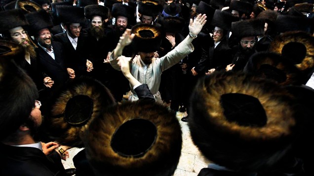 Judeus Ultra-Ortodoxos dançam durante celebração do Simhat Torah em Jerusalém