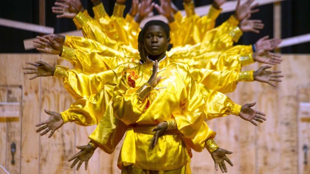 Estudantes africanos apresentam dança baseada no kung-fu em Hong Kong, China