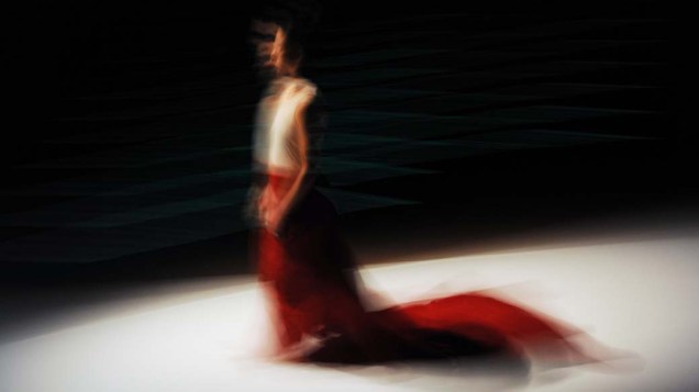 Dançarina da Companhia de Dança e Arte Shen Wei ensaia o espetáculo "Folding" em Nova York, Estados Unidos
