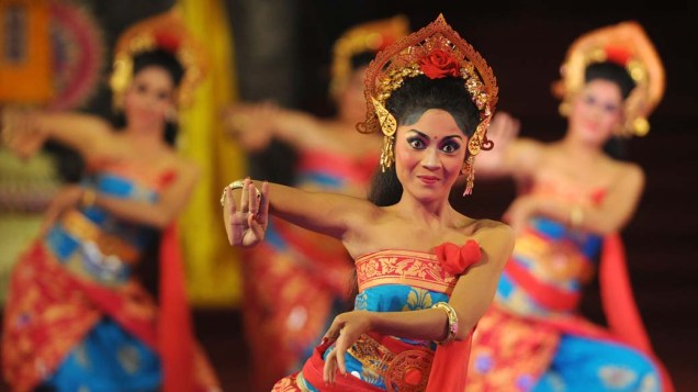 Dançarinas durante performance na 33ª edição do Festival de Arte de Bali, em Denpasar, Indonésia