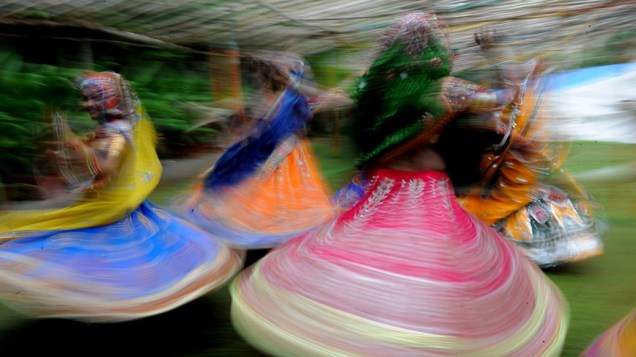 Em Ahmedabad, indianas ensaiam para o festival Navratri, que acontece a partir de 28 de setembro