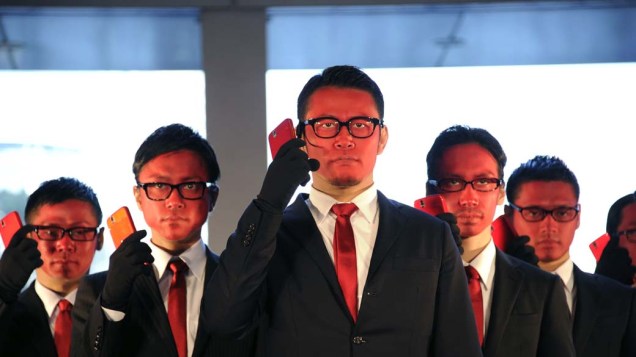 Grupo de dança japonês participa de ação promocional no lançamento do smart phone “Streak” da Dell, Tóquio