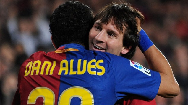 Lionel Messi comemora gol com Daniel Alves em partida contra o Málaga, válida pelo campeonato espanhol