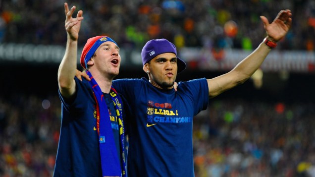 Messi e Daniel Alves comemoram a conquista da Liga dos Campeões da UEFA de 2009 diante do Manchester United