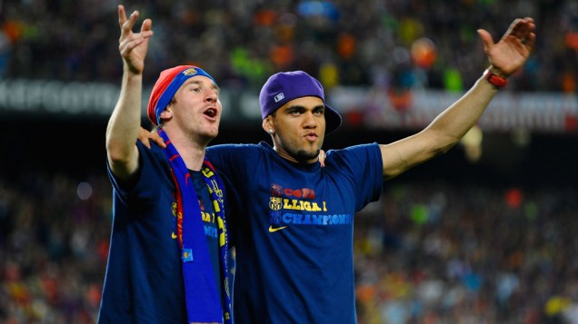 Messi e Daniel Alves comemoram a conquista da Liga dos Campeões da UEFA de 2009 diante do Manchester United Messi e Daniel Alves comemoram a conquista da Liga dos Campeões da UEFA de 2009 diante do Manchester United