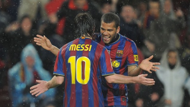 Daniel Alves e Messi comemoram gol marcado em partida contra o Tenerife, válida pelo campeonato espanhol