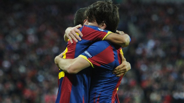 Lionel Messi comemora gol com Daniel Alves em partida contra o Manchester United, no estádio de Wembley em Londres, pela final da Liga dos Campeões da UEFA de 2011 Lionel Messi comemora gol com Daniel Alves em partida contra o Manchester United, no estádio de Wembley em Londres, pela final da Liga dos Campeões da UEFA de 2011