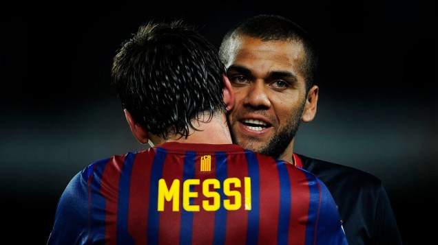 Daniel Alves abraça o companheiro Lionel Messi em partida amistosa contra o Napoli