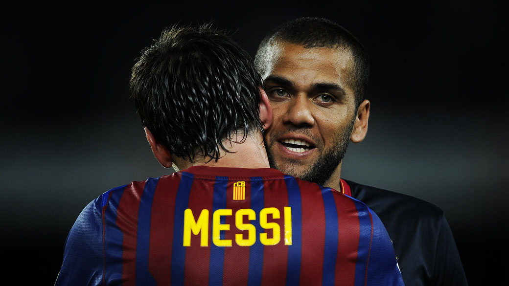 Daniel Alves abraça o companheiro Lionel Messi em partida amistosa contra o Napoli