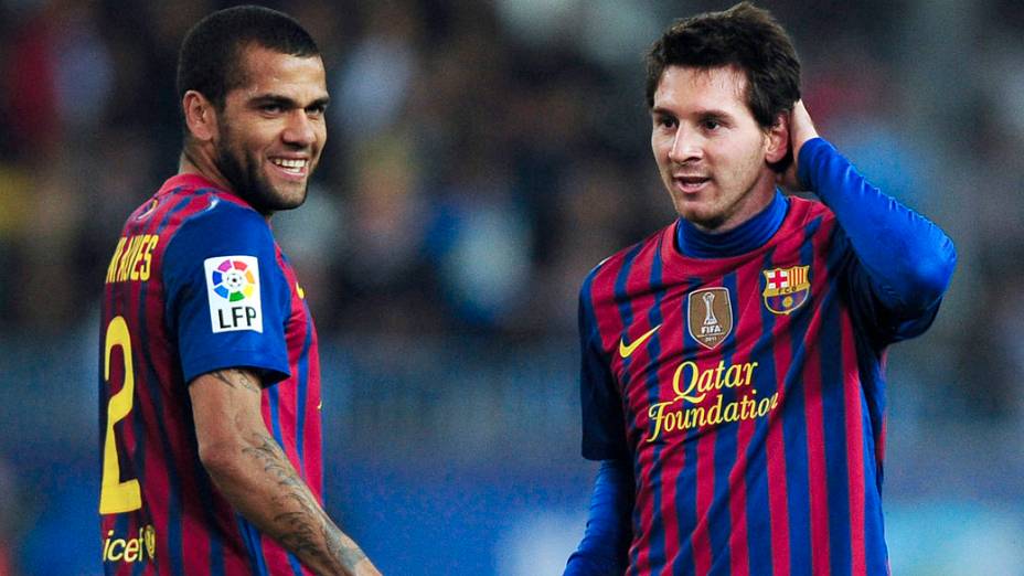 Daniel Alves e Lionel Messi em partida válida pelo campeonato espanhol