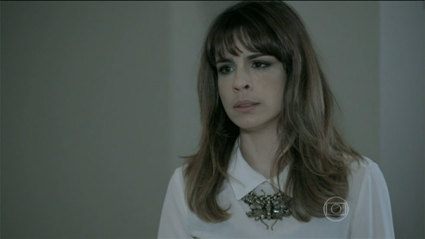 Danielle (Maria Ribeiro) e seu cabelo bagunçado buscam a filha Bruna (Kiria Malheiros) no quarto de José Pedro (Caio Blat)