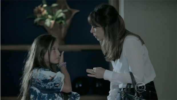 Novamente de cabelo preso, Danielle (Maria Ribeiro) sai do quarto de José Pedro (Caio Blat) com a filha Bruna (Kiria Malheiros)