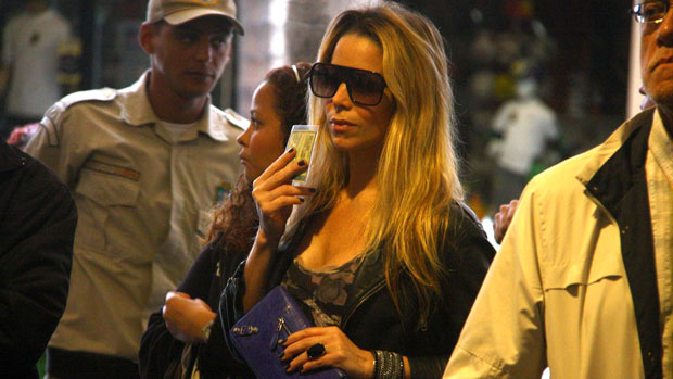 Danielle Winits na fila para votar, em São Conrado, no Rio. 03/10/2010 - Daniel Delmiro e Wallace Barbosa/ AgNews