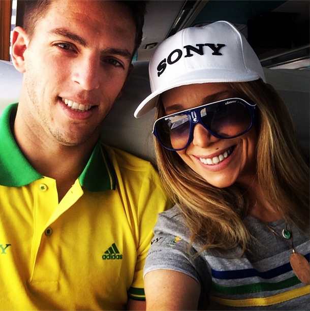Danielle Winits e o namorado, Amaury Nunes, a caminho da Arena Castelão
