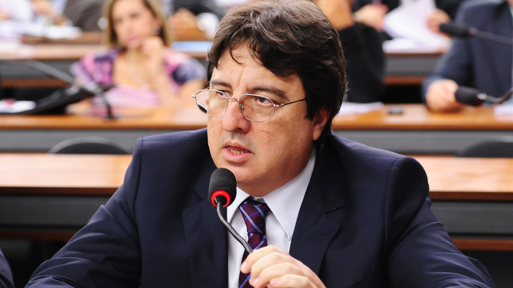 O deputado Danilo Forte (PSB-CE) pediu agilidade na revisão da meta fiscal ao presidente do Congresso, Renan Calheiros (PMDB-AL), nesta quarta-feira