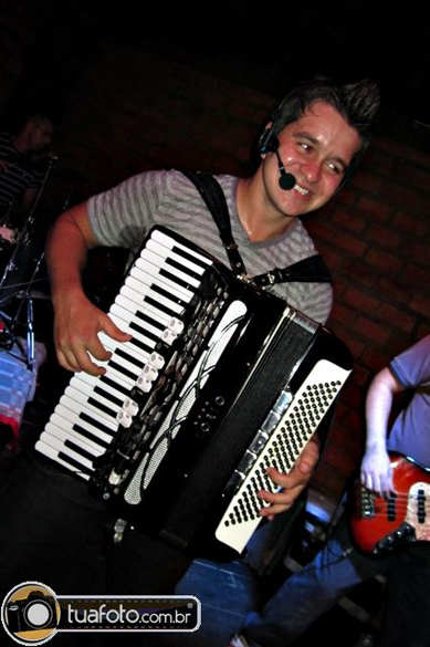 Danilo Brauner Jaques: 28 anos, músico, gaiteiro da banda Gurizada Fandangueira e o único integrante da banda que morreu. Um primo disse que ele havia conseguido escapar, mas voltou à boate para resgatar a sanfona. O jovem tinha carinho pelo acordeão e havia postado uma foto do instrumento com a legenda "minha criança" no Facebook