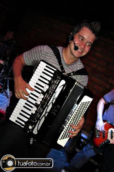 Danilo Brauner Jaques: 28 anos, m&uacute;sico, gaiteiro da banda Gurizada Fandangueira e o &uacute;nico integrante da banda que morreu. Um primo disse que ele havia conseguido escapar, mas voltou &agrave; boate para resgatar a sanfona. O jovem tinha carinho pelo acorde&atilde;o e havia postado uma foto do instrumento com a legenda "minha crian&ccedil;a" no Facebook